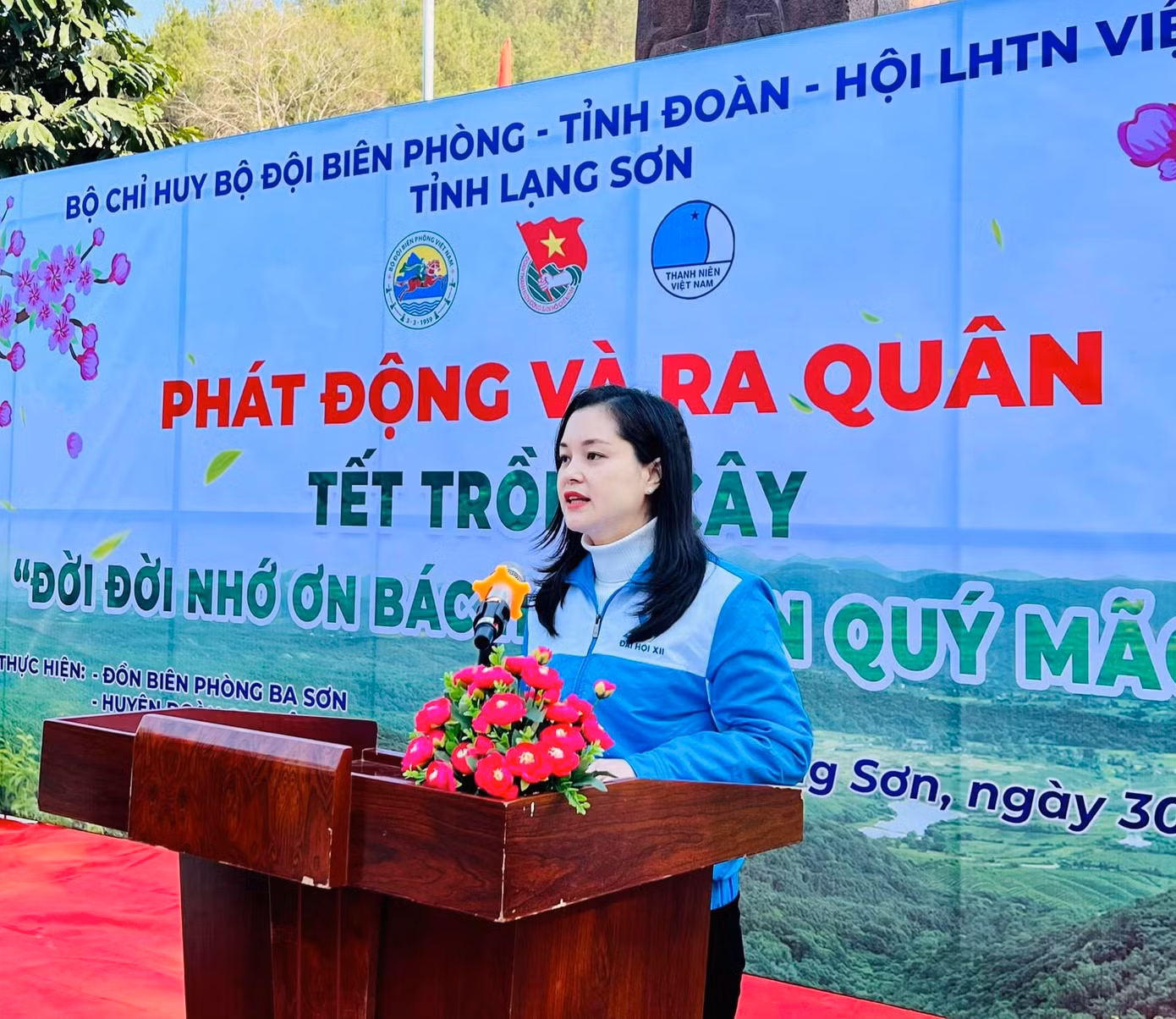 Chị Đinh Thị Anh Thư, Bí thư Tỉnh Đoàn Lạng Sơn nhấn mạnh, việc trồng cây đầu năm mới tại biên giới Lạng Sơn là việc làm ý nghĩa, thiết thực, thường xuyên của tuổi trẻ và lực lượng vũ trang địa phương - Ảnh: Duy Chiến