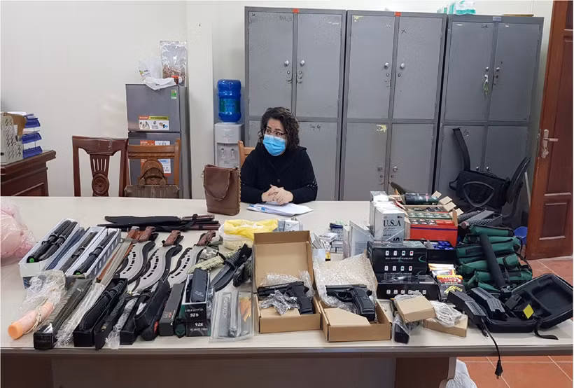 Đối tượng Vũ Thị Hạnh và tang vật "hàng nóng" cất giấu ở nhà và quầy bán hàng ở chợ Đông Kinh (ảnh do công an Lạng Sơn cung cấp)