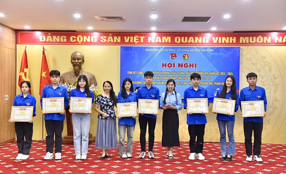 Các học sinh xuất sắc được nhận khen thưởng.