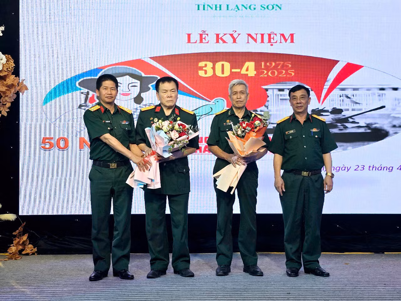 Trong cuộc kháng chiến chống Mỹ, quân và dân tỉnh Lạng Sơn đã có những đóng góp chung vào thắng lợi của cả nước, vừa kiên cường, vừa chiến đấu chống chiến tranh phá hoại, vừa cung cấp hàng hóa, chi viện cho chiến trường miền Nam. Tỉnh Lạng Sơn có trên 27.000 thanh niên xung phong nhập ngũ vào Nam chiến đấu; trong đó có hơn 3.400 người đã hy sinh nằm tại các chiến trường. Trong ảnh: Đại diện Bộ Chỉ huy Quân sự tỉnh Lạng Sơn tặng hoa chúc mừng Hội truyền thống Trường Sơn - Đường Hồ Chí Minh tỉnh Lạng Sơn.