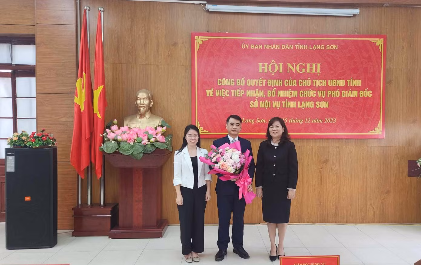Tân Phó giám đốc Hoàng Anh Tuấn (giữa) nhận hoa chúc mừng của tập thể lãnh đạo Sở Nội vụ Lạng Sơn. Ảnh: Duy Chiến