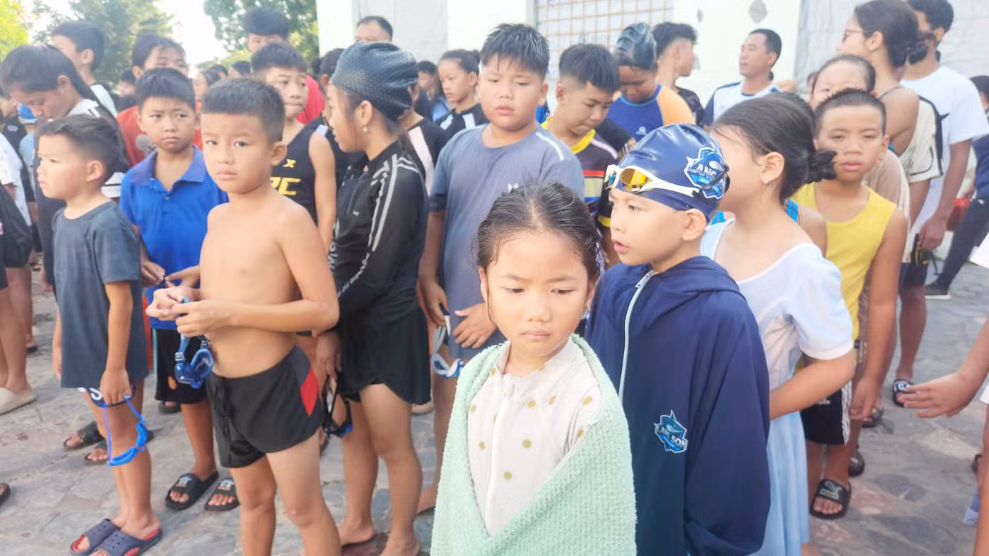 Đông đảo các VĐV nhí thuộc các lứa tuổi hào hứng tham gia giải bơi. Ảnh: Duy Chiến