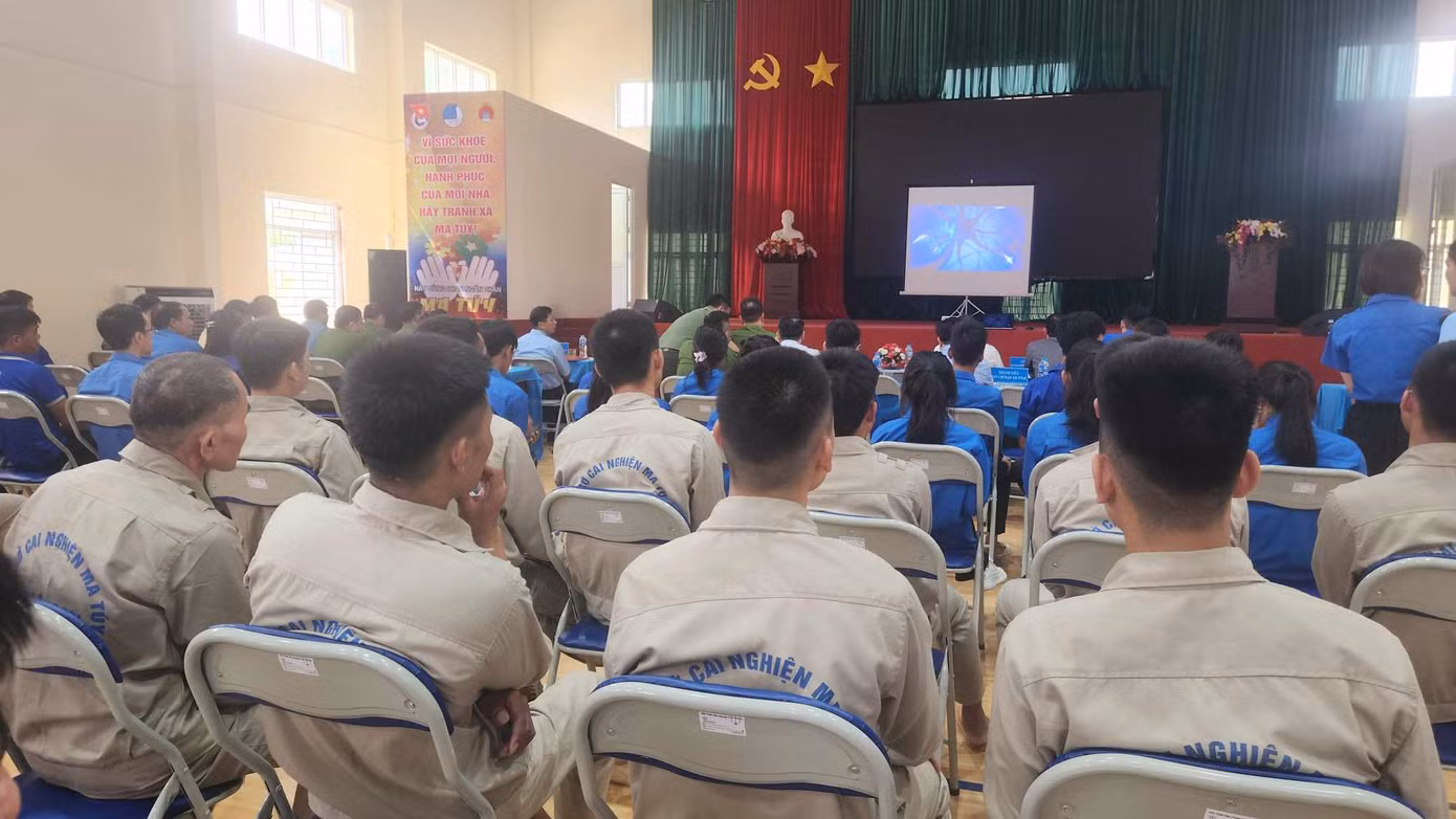 Các học viên xem phóng sự tuyên truyền về phòng chống ma túy. Ảnh: Duy Chiến Các học viên cơ sở cai nghiện ma túy tỉnh Lạng Sơn giao lưu văn nghệ. Ảnh: Duy Chiến
