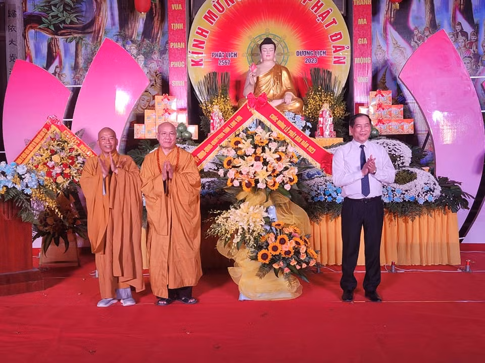 Lãnh đạo tỉnh Lạng Sơn tặng hoa chúc mừng Ban trị sự Giáo hội Phật giáo Việt Nam tỉnh Lạng Sơn. Ảnh: Duy Chiến.