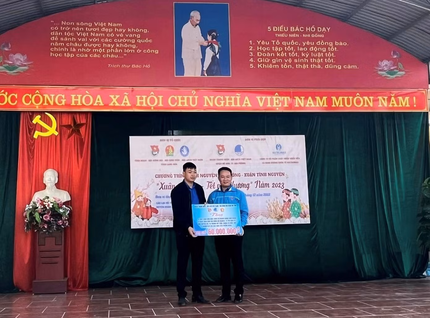 Trao biển tượng trưng hỗ trợ tết cho đồng bào địa phương -Ảnh: Duy Chiến