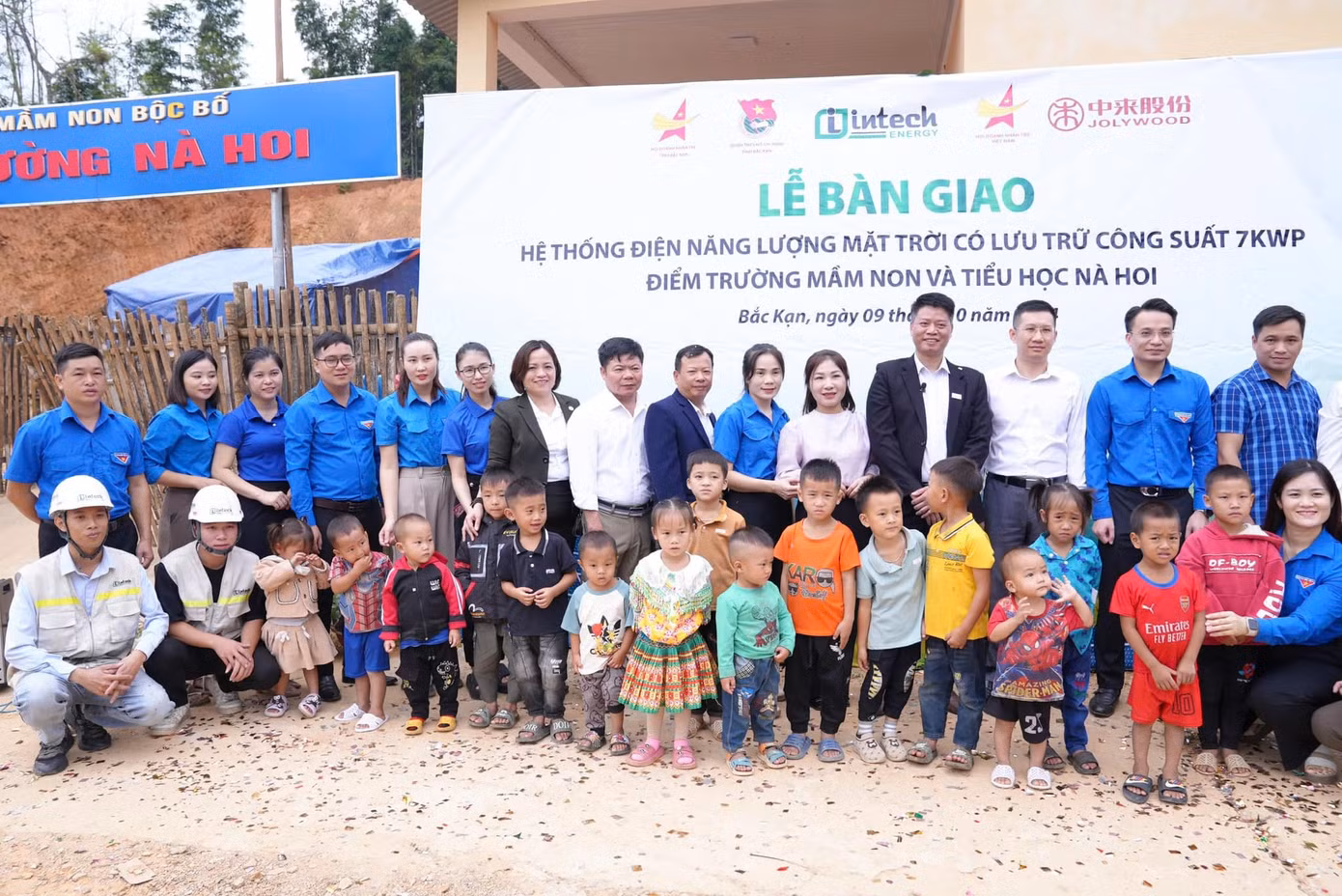 Tại chương trình, Tỉnh Đoàn và Hội LHTN Việt Nam tỉnh Bắc Kạn đã tặng 20 suất quà, mỗi suất trị giá 300.000đ cho các em học sinh tại điểm trường nhằm giúp các thầy cô giáo, các em học sinh cải thiện điều kiện học tập, sinh hoạt, đồng thời góp phần nâng cao nhận thức về việc sử dụng năng lượng sạch và bảo vệ môi trường, nỗ lực vươn lên thoát nghèo, ổn định cuộc sống.