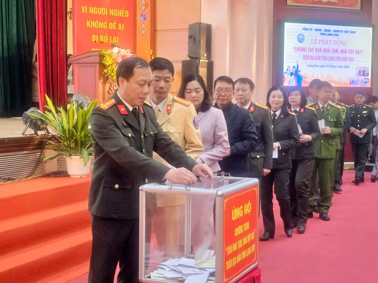 Tại Lễ phát động, nhiều tập thể, cá nhân, cán bộ, chiến sỹ, nhà hảo tâm đã trực tiếp tham gia ủng hộ chương trình "Chung tay xóa nhà tạm, nhà dột nát" trên địa bàn tỉnh Lạng Sơn năm 2025. Ảnh: Duy Chiến.