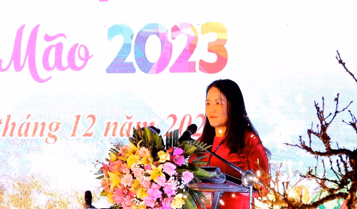 Bà Dương Thị Thép, Phó Chủ tịch UBND huyện Bắc Sơn nhấn mạnh Lễ hội hoa đào Quý Mão 2023 lần đầu được tổ chức trên địa bàn huyện đã thu hút sự chú ý, tham gia của những người trồng đào ở địa phương. Ảnh: Duy Chiến.