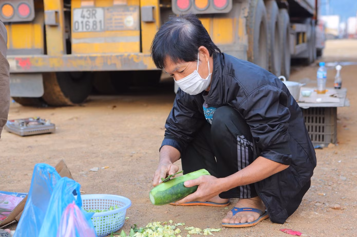 Các lái xe chung tiền nấu cơm và phải hạn chế chi tiêu vì rau xanh rất đắt, gấp đôi ở chợ bên ngoài bãi đỗ xe -Ảnh: Duy Chiến