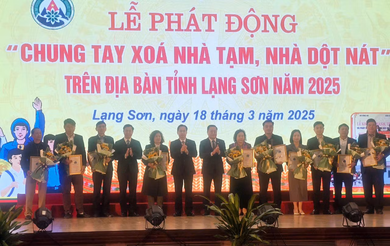 Đông đảo cán bộ, chiến sỹ, cộng đồng doanh nghiệp và nhân dân Lạng Sơn tham gia ủng hộ, tham gia chương trình “Chung tay xóa nhà tạm, nhà dột nát “ trên địa bàn tỉnh Lạng Sơn năm 2025.