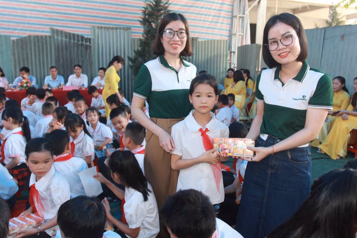 Các em thiếu nhi xứ Lạng hân hoan đón nhận quà của các nhà tài trợ, doanh nghiệp.