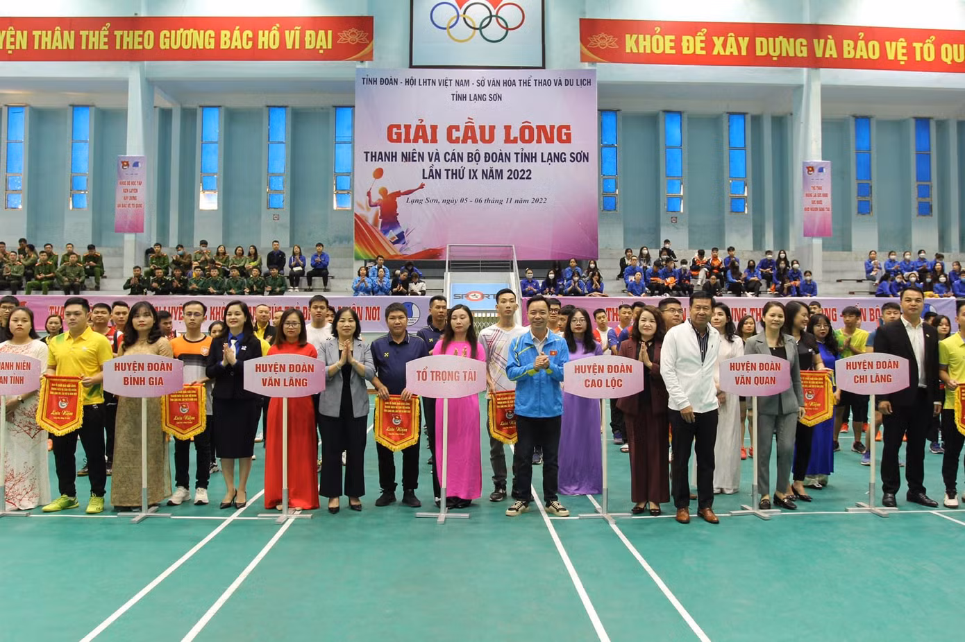 Ban tổ chức trao tặng cờ lưu niệm cho các đoàn vận động viên tham gia giải cầu lông - Ảnh: Duy Chiến