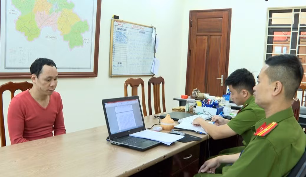 Đối tượng Trương Văn Thế, cầm đầu tổ chức đánh bạc khai nhận hành vi tại cơ quan công an (ảnh: H.T)
