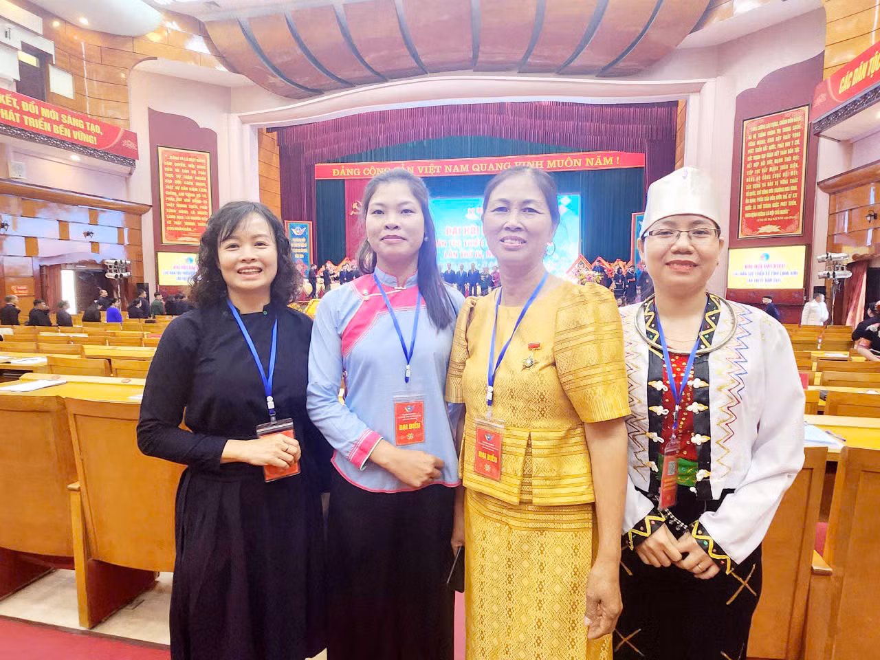 Các đại biểu thuộc các dân tộc Tày, Nùng, Giáy, Khmer, Mường hân hoan, đoàn kết dự Đại hội. (ảnh: Duy Chiến)