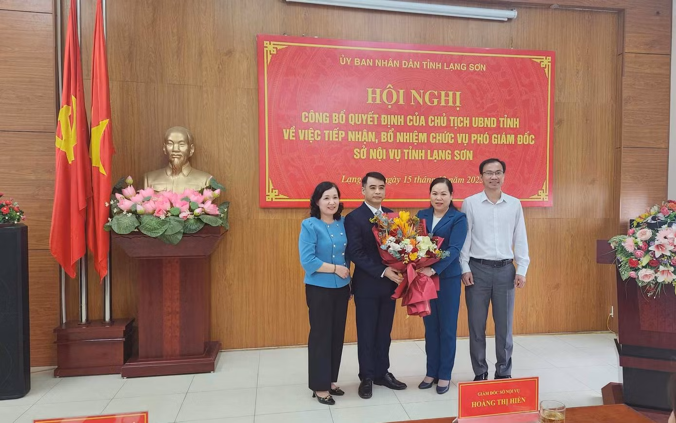 Lãnh đạo văn phòng Đoàn đại biểu Quốc hội và HĐND tỉnh tặng hoa chúc mừng ông Hoàng Anh Tuấn. Ảnh: Duy Chiến