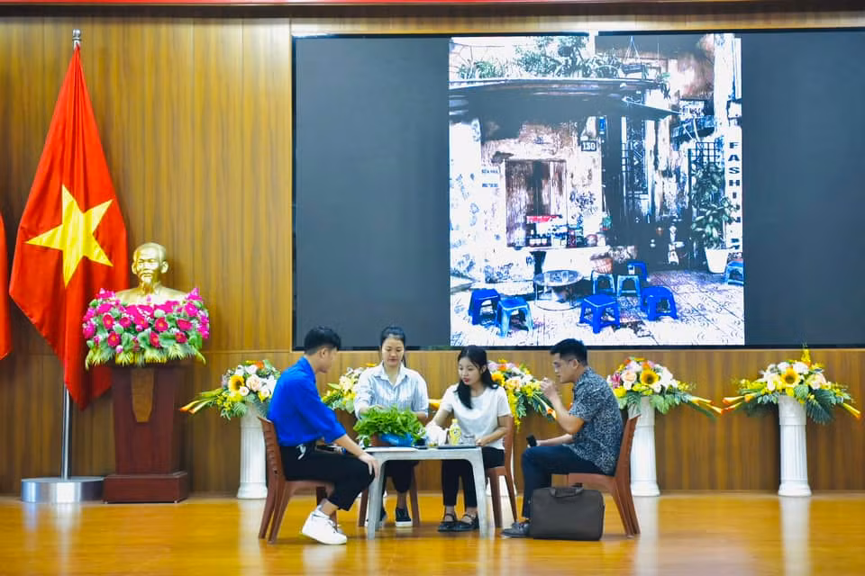 Lồng ghép các tiểu phẩm tuyên truyền.