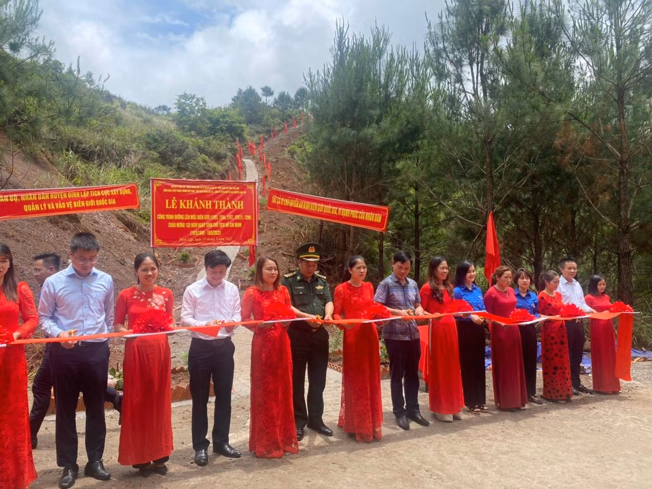 Nghi lễ cắt băng khánh thành đường lên cột mốc ở xã Bắc Xa, huyện Đình Lập, tỉnh Lạng Sơn -Ảnh: Duy Chiến