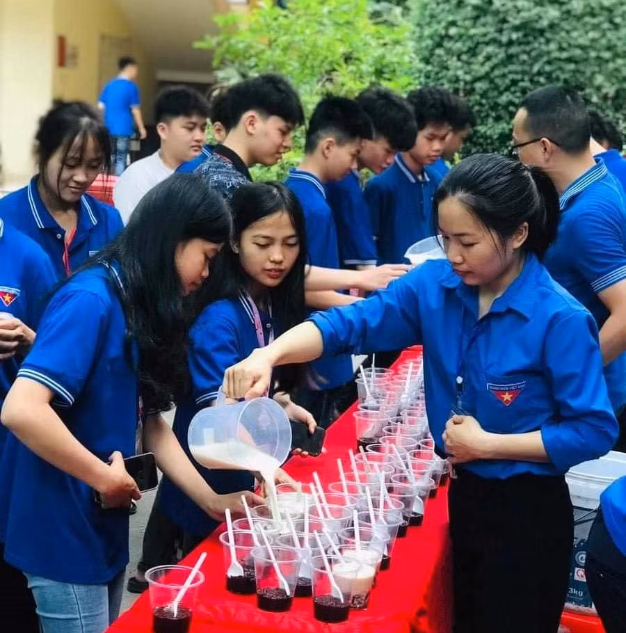 Các tình nguyện viên nấu chè, chuẩn bị nước ngọt tiếp sức mùa thi. Các tình nguyện viên nấu chè, chuẩn bị nước ngọt tiếp sức mùa thi.