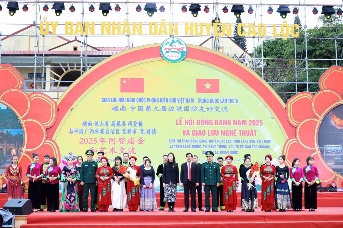 Giao lưu văn nghệ thắm tình hai nước Việt - Trung.