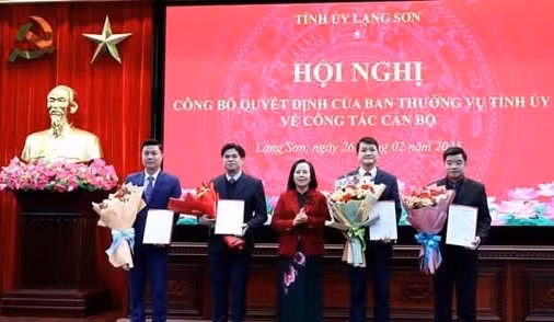 Lãnh đạo Tỉnh ủy Lạng Sơn trao quyết định, tặng hoa chúc mừng các đồng chí được điều động, bổ nhiệm. Lãnh đạo Tỉnh ủy Lạng Sơn trao quyết định, tặng hoa chúc mừng các đồng chí được điều động, bổ nhiệm.
