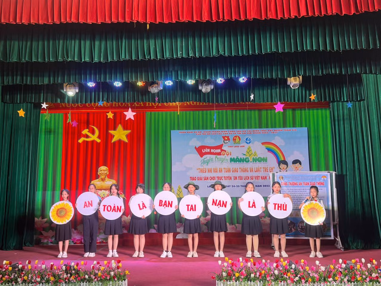 Thi tìm hiểu kiến thức về an toàn giao thông. Ảnh: Duy Chiến