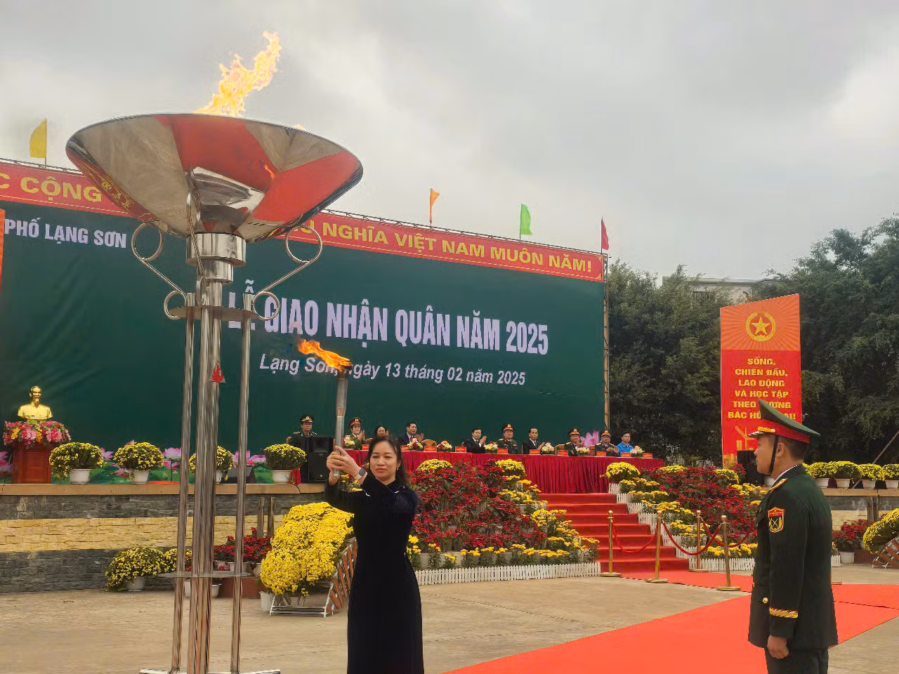 Thắp lửa truyền thống quê hương, Tổ quốc anh hùng.