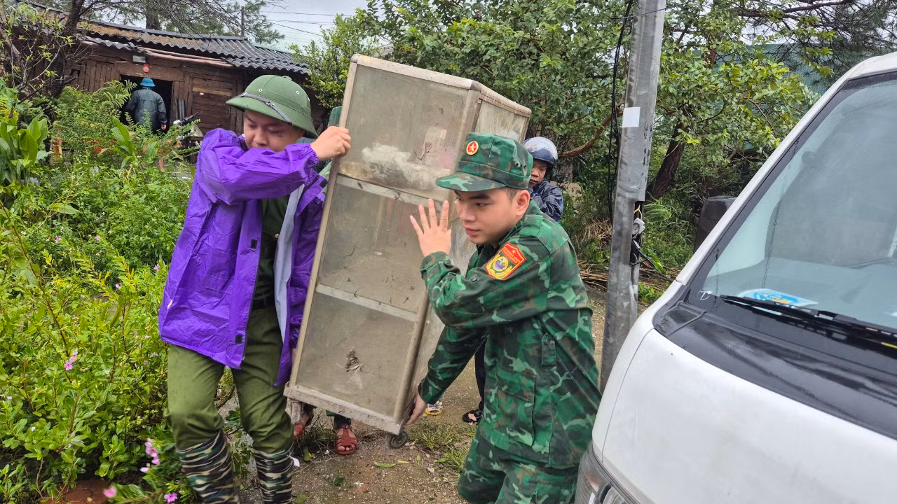 Cán bộ, chiến sĩ Đồn Biên phòng cửa khẩu Chi Ma (huyện Lộc Bình, tỉnh Lạng Sơn) giúp dân di chuyển đồ đạc, tài sản đến nơi an toàn
