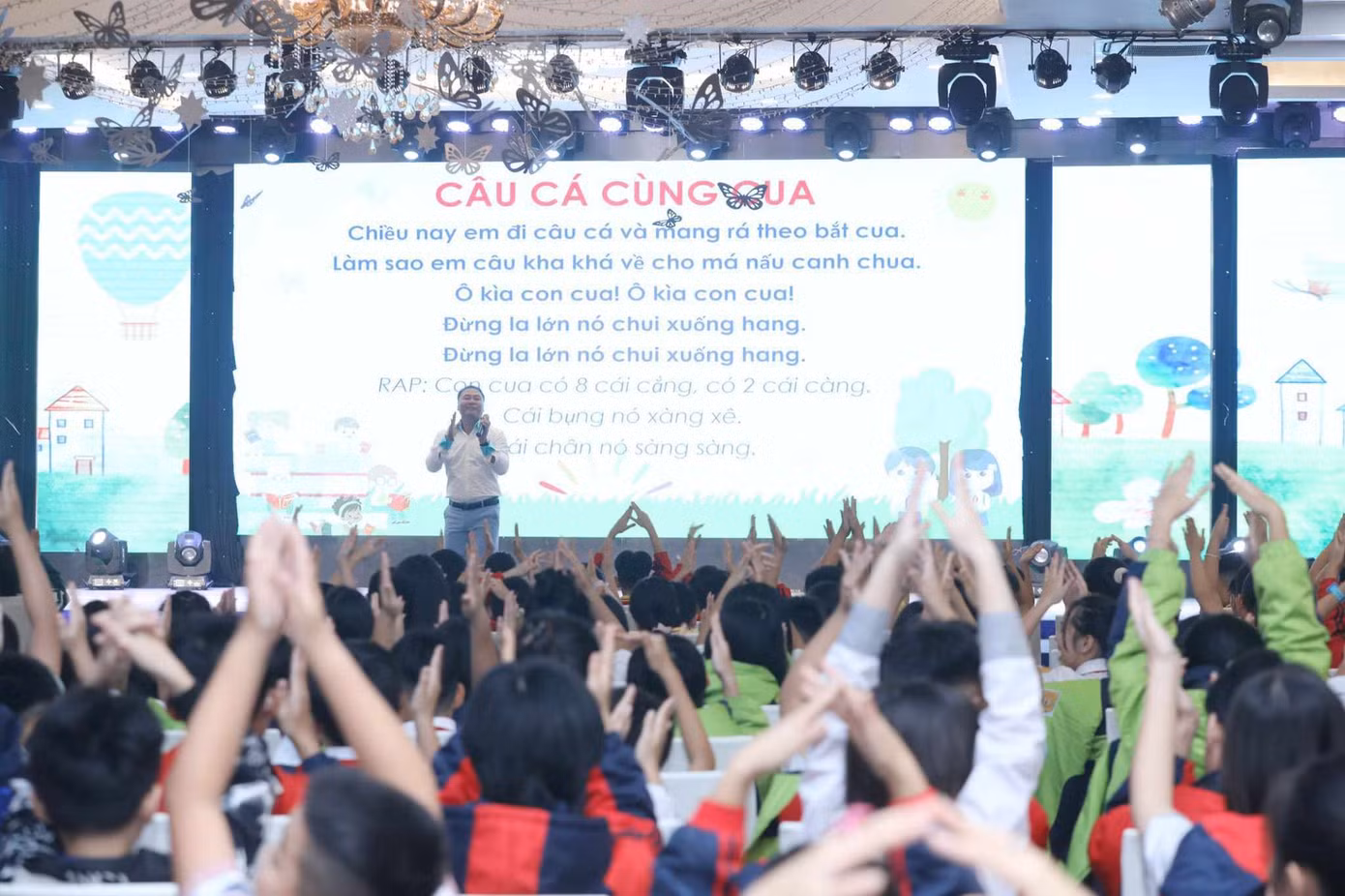 Các em còn được tham gia các trò chơi, tìm hiểu kiến thức. Ảnh: Duy Chiến