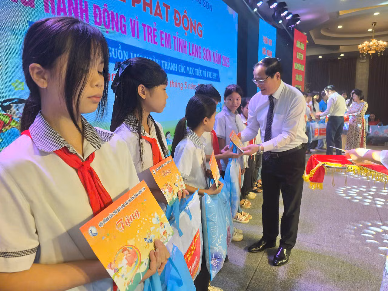 Nhằm quan tâm, động viên và làm tốt hơn hơn công tác chăm sóc trẻ em có hoàn cảnh đặc biệt khó khăn vươn lên học giỏi trên địa bàn tỉnh. Tại Chương trình ngày hôm nay, các đồng chí lãnh đạo tỉnh có những món quà dành tặng cho 50 trẻ em có hoàn cảnh đặc biệt khó khăn, tuy các em có nhiều thiệt thòi trong cuộc sống nhưng các em đã vượt qua những khó khăn, vất vả đó để vươn lên học giỏi, đạt được nhiều thành tích cao trong học tập và rèn luyện. Ảnh: Duy Chiến.