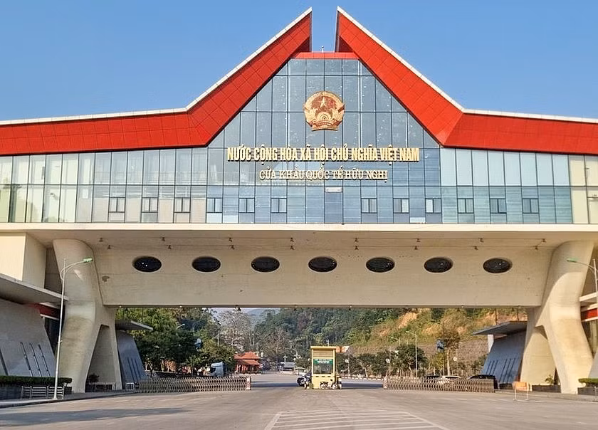 Cửa khẩu quốc tế Hữu Nghị (huyện Cao Lộc, Lạng Sơn) - nơi giao thương buôn bán nhộn nhịp giữa hai nước Việt - Trung. Cửa khẩu quốc tế Hữu Nghị (huyện Cao Lộc, Lạng Sơn) - nơi giao thương buôn bán nhộn nhịp giữa hai nước Việt - Trung.