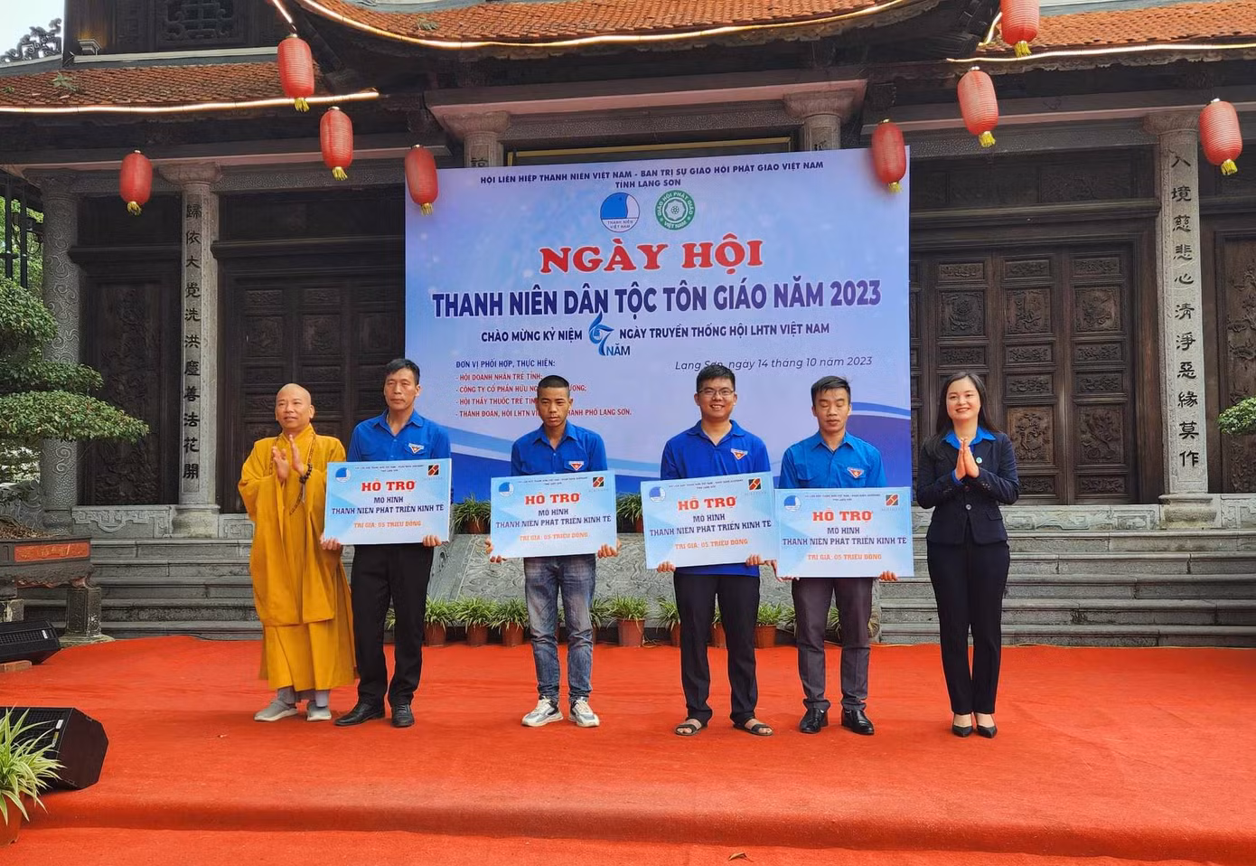 Trao biển hỗ trợ các công trình thanh niên; khởi nghiệp- lập nghiệp. Ảnh: Duy Chiến