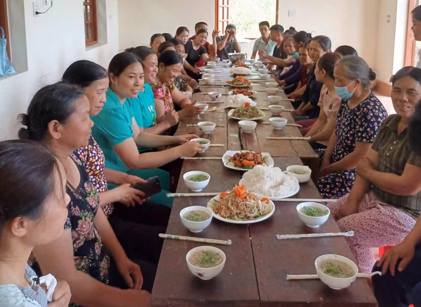Đời sống của đồng bào các dân tộc huyện Cao Lộc được nâng lên; công tác lồng ghép tuyên truyền, học nghề nấu ăn cũng được ngành chức năng địa phương triển khai. Ảnh: Duy Chiến