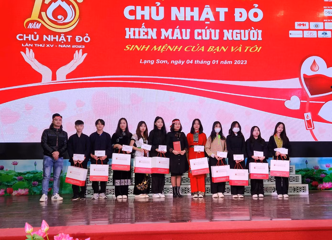 10 em học sinh nghèo trên địa bàn nhận quà hỗ trợ của ban tổ chức, nhà tài trợ.
