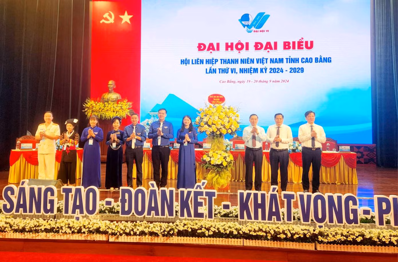 Lãnh đạo tỉnh Cao Bằng tặng hoa chúc mừng đại hội.