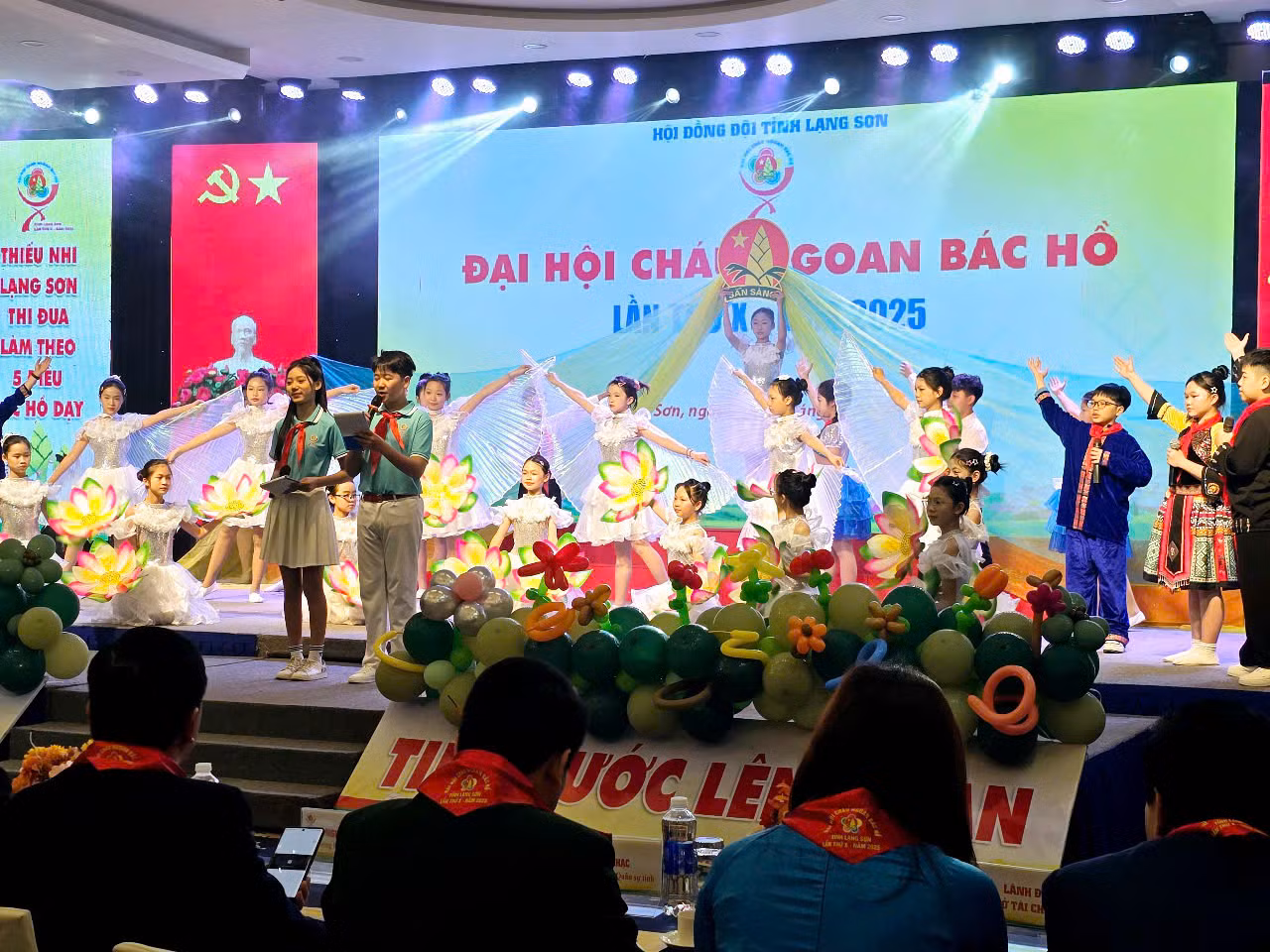 Các cháu thiếu nhi xứ Lạng dâng lên Đại hội cháu ngoan Bác Hồ tỉnh Lạng Sơn lần thứ X những bông hoa, lời ca tươi đẹp. Ảnh: Duy Chiến
