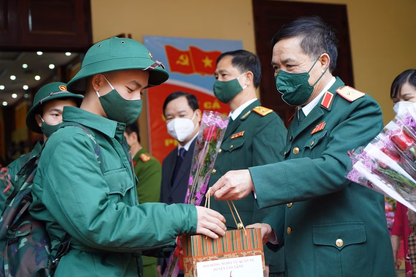 Tặng quà động viên tân binh lên đường lập công -Ảnh: TL