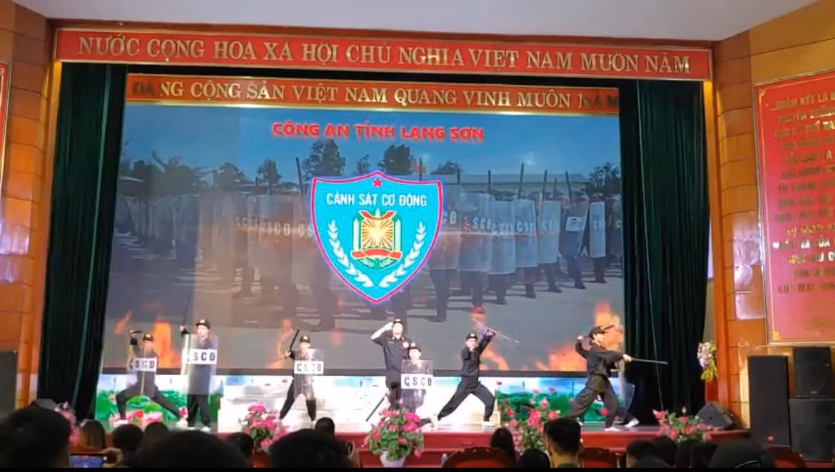 Lực lượng thanh niên Cảnh sát cơ động tham gia các tiết mục văn nghệ sôi nổi. Ảnh: Duy Chiến