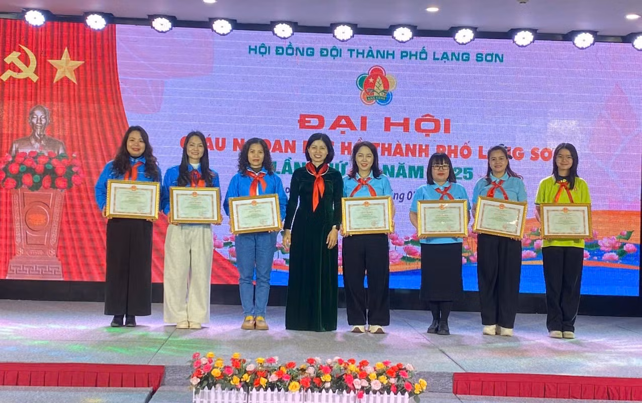 Các Tổng phụ trách Đội xuất sắc nhận Giấy khen của thành phố Lạng Sơn.