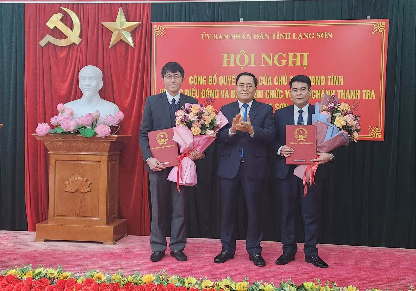 Hai tân Phó Chánh Thanh tra tỉnh Lạng Sơn nhận Quyết định, hoa chúc mừng của lãnh đạo UBND tỉnh Lạng Sơn. Ảnh: Duy Chiến