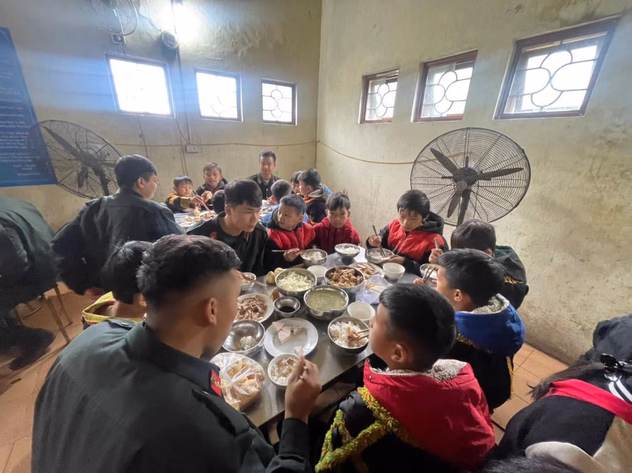 Động viên các em ăn khỏe, nhiều chất dinh dưỡng để chống chọi với cái rét miền biên ải.