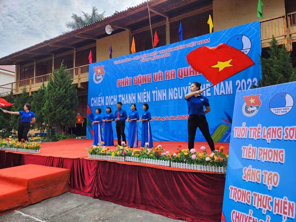 Tuổi trẻ Lạng Sơn phấn khởi ra quân tình nguyện hè 2023.