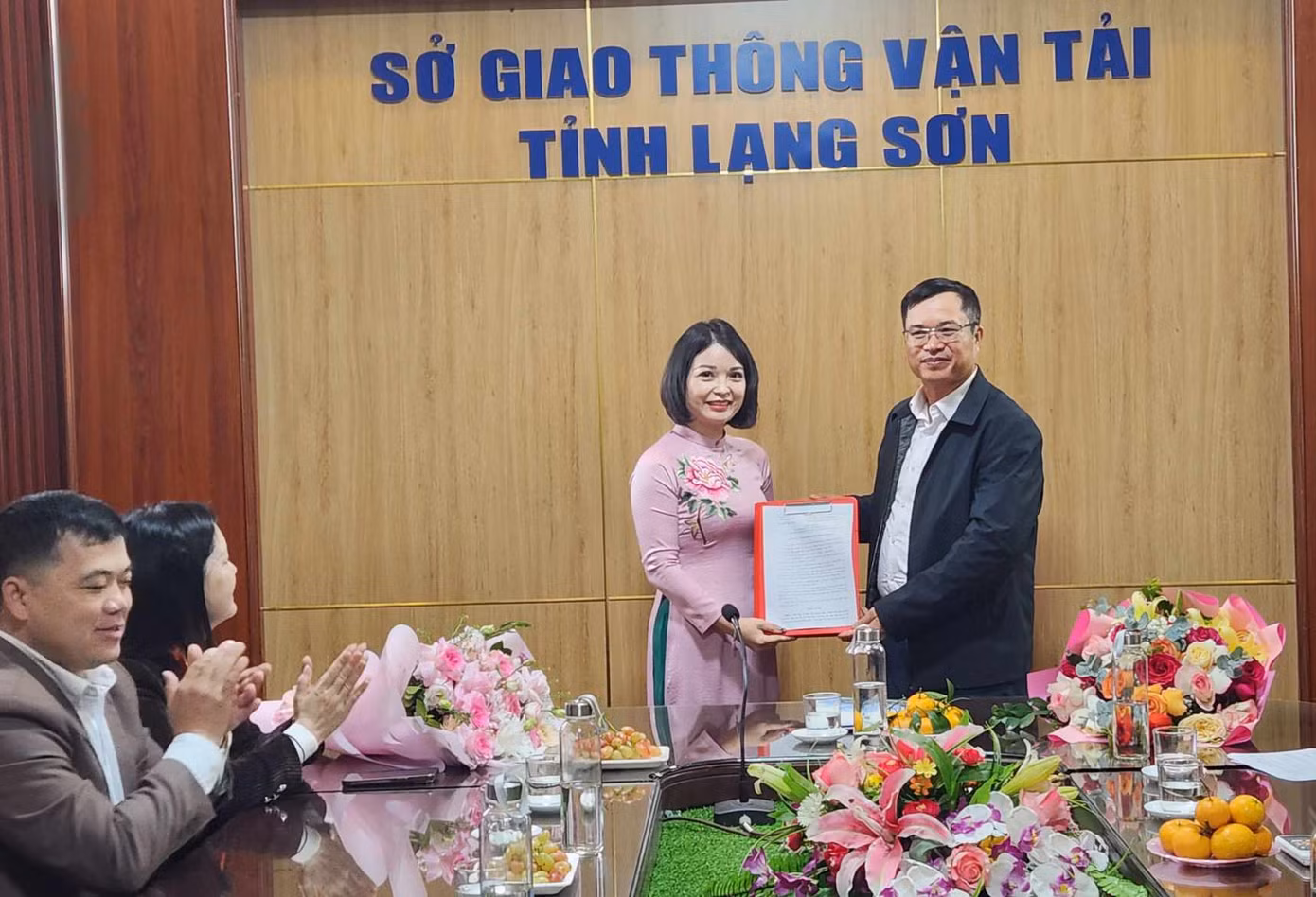 Bà Đàm Thị Thanh Tâm (bìa trái) nhận Quyết định bổ nhiệm của Chủ tịch UBND tỉnh Lạng Sơn. Ảnh: Duy Chiến