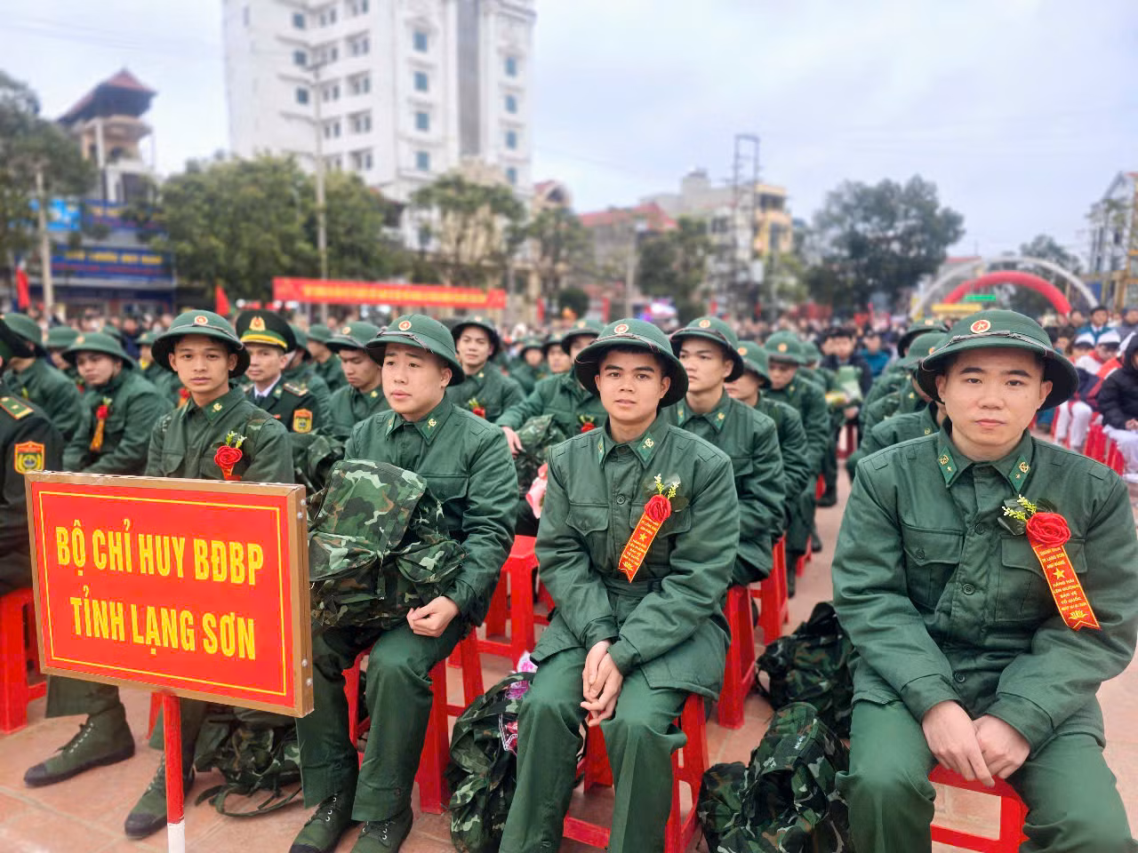 Tuổi trẻ Lạng Sơn phấn khởi tự hào khoác trên mình bộ quân phục. Ảnh: Duy Chiến