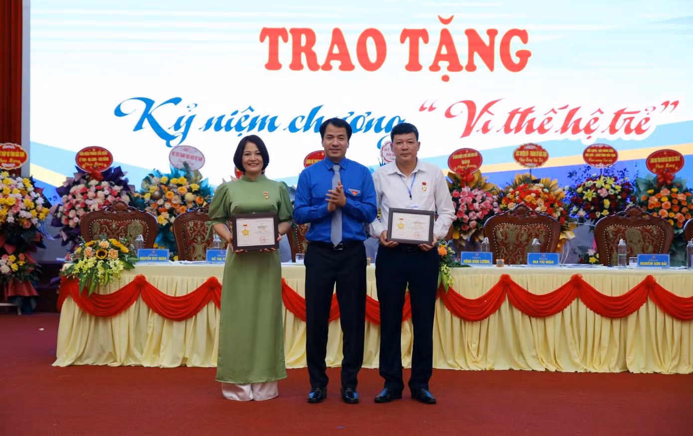 Các cá nhân có thành tích đóng góp vào phong trào đoàn, thanh thiếu niên trên địa bàn tỉnh Bắc Kạn nhận Kỷ niệm chương "Vì thế hệ trẻ" . Ảnh: BK