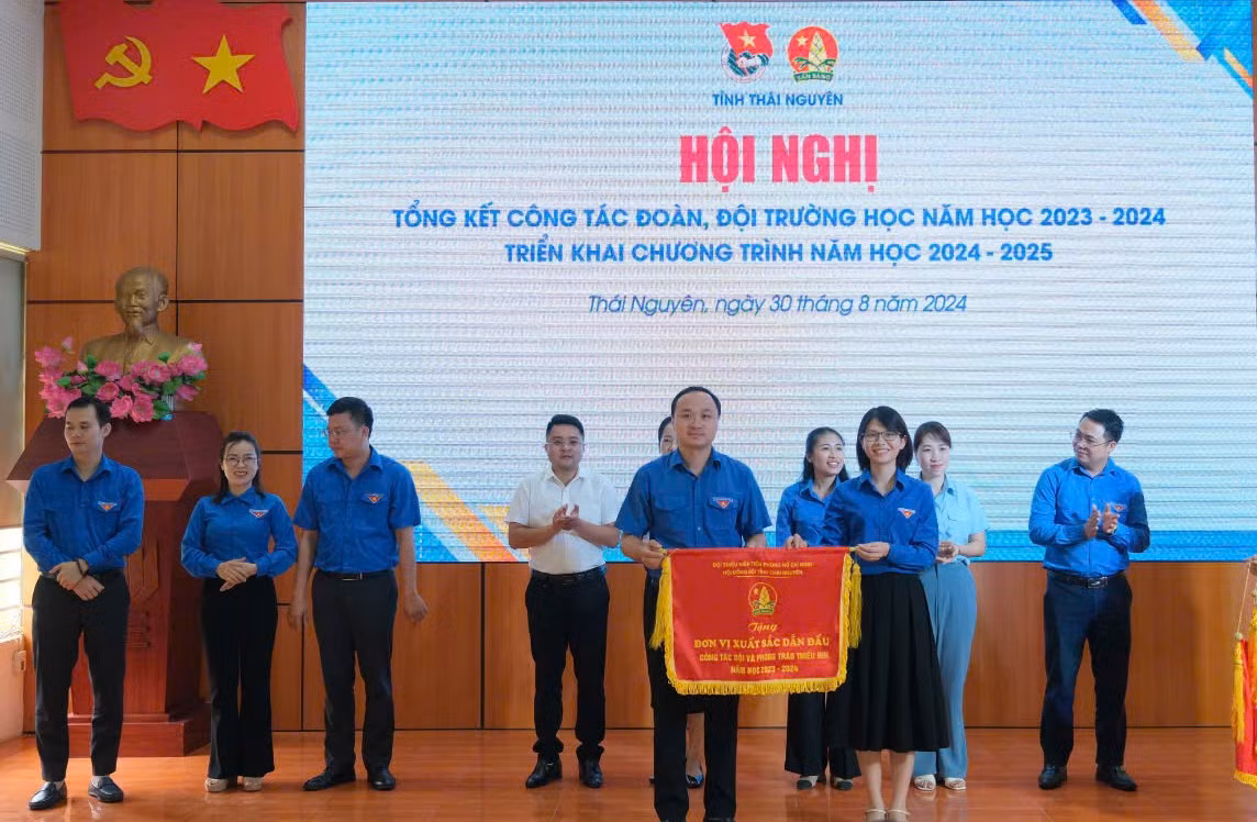 Trao cờ thi đua cho các tập thể có thành tích xuất sắc.