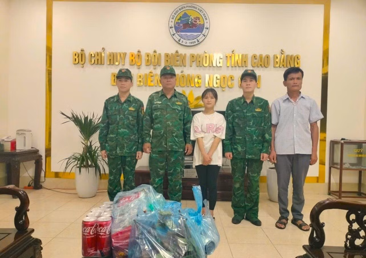 Gia đình nạn nhân đuối nước đến thăm, cảm ơn Đồn Biên phòng Ngọc Côn. Ảnh: CB Gia đình nạn nhân đuối nước đến thăm, cảm ơn Đồn Biên phòng Ngọc Côn. Ảnh: CB