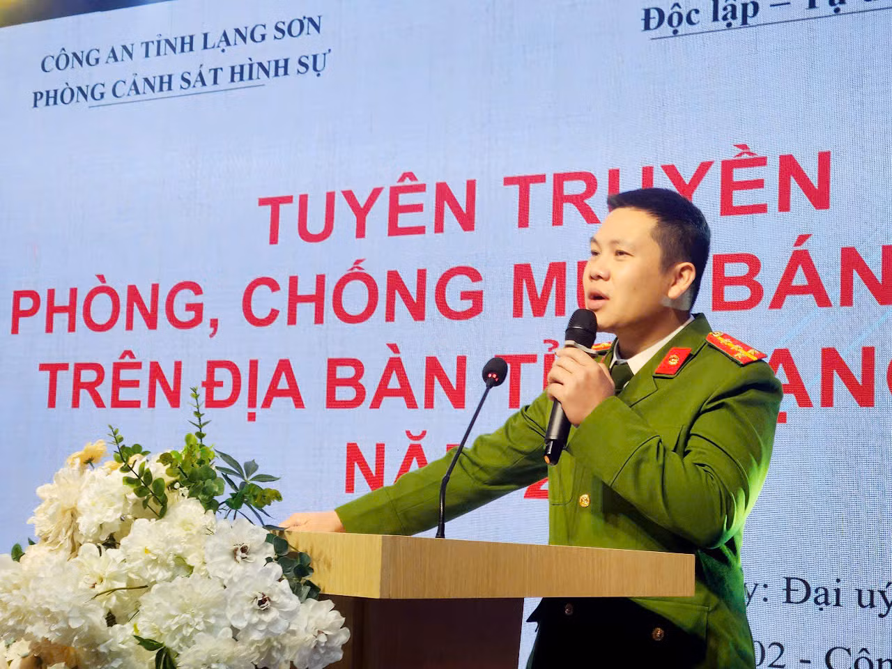 Đại diện phòng Cảnh sát hình sự Công an tỉnh Lạng Sơn truyền đạt công tác phòng chống mua bán người. Ảnh: Duy Chiến