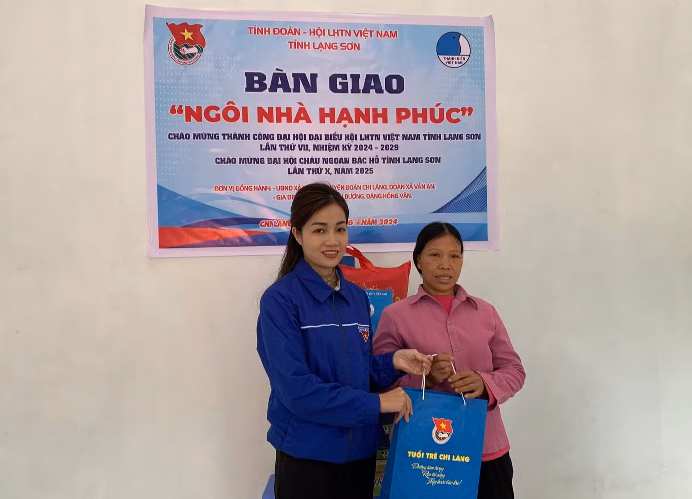 Huyện Đoàn Chi Lăng trao quà cho gia đình, mừng căn nhà mới.
