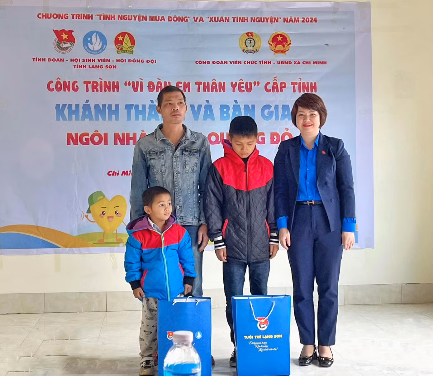 Hội đồng Đội tỉnh lạng Sơn tặng quà mừng tân gia. Ảnh: Duy Chiến
