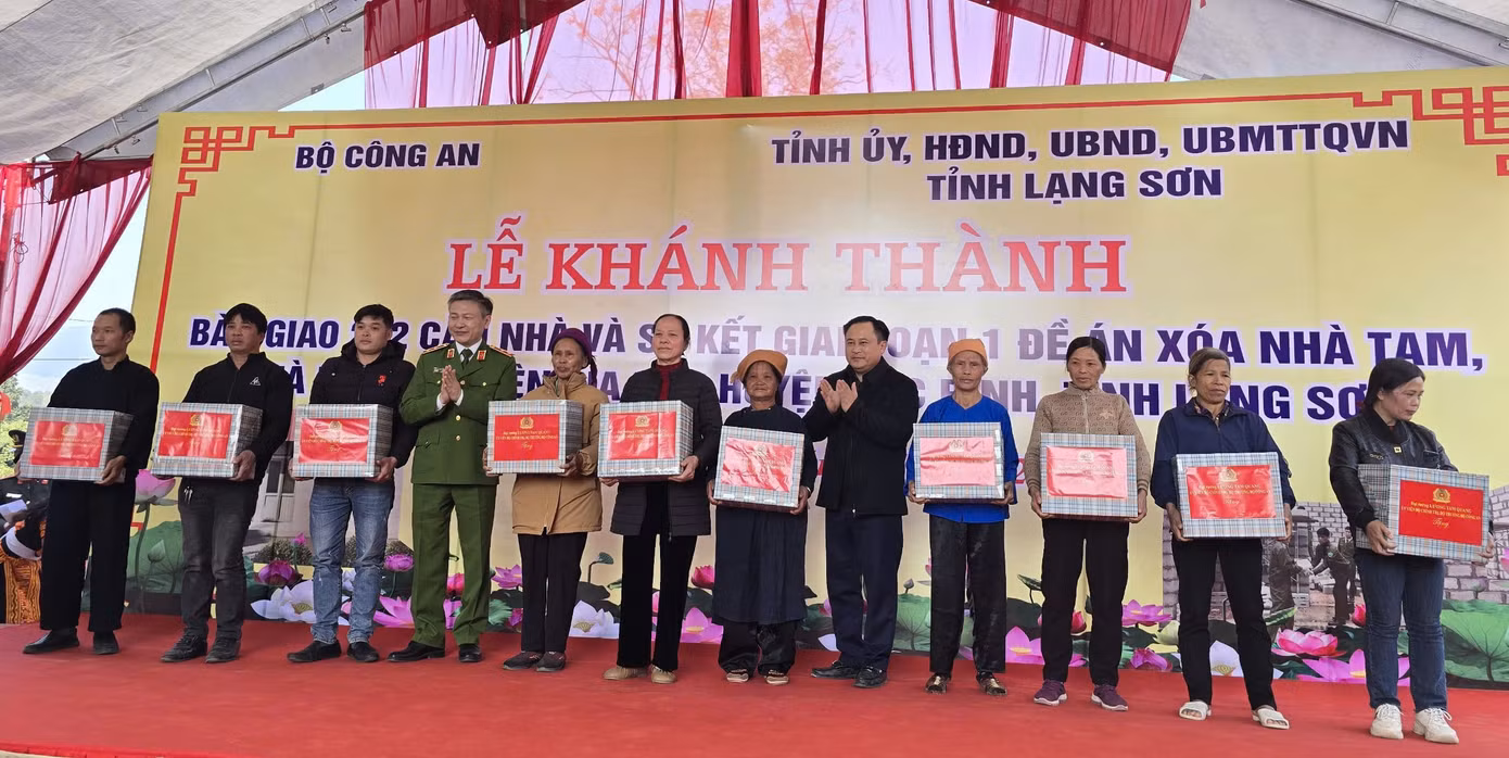Tặng quà cho các hộ nghèo ở huyện Lộc Bình (Ảnh: Duy Chiến)